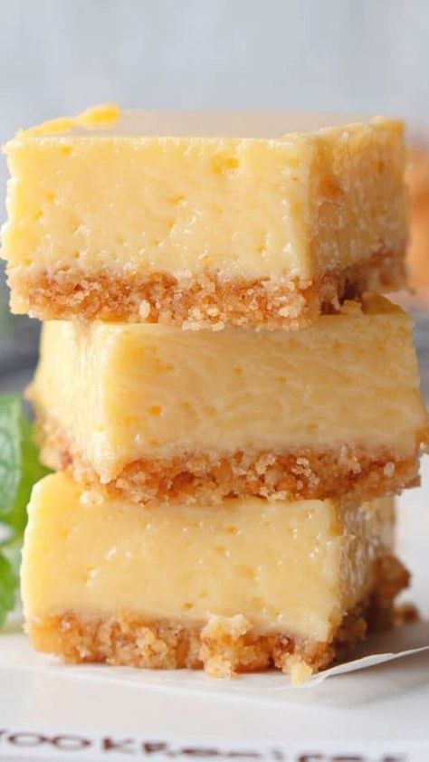 Best Lemon Squares Recipe, Lemon Custard Bars, Creamy Lemon Desserts, Lemon Pie Bars Recipe, Dessert Recipes With Lemon, Creamy Lemon Bars Recipe, Creamy Lemon Squares Recipe, Lemon Slice Recipe, Easy Squares Recipe