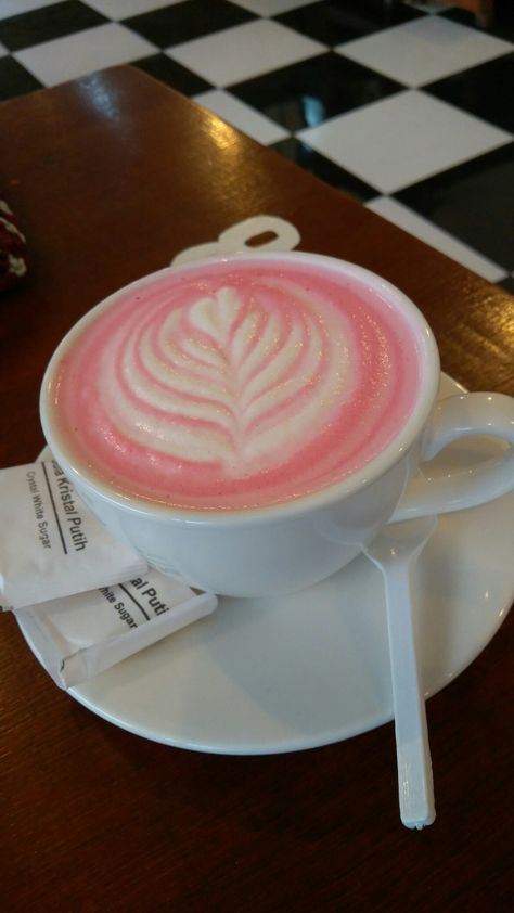 Pink Cup Aesthetic, Pink Restaurant Aesthetic, Red Velvet Latte, Barista Recipe, Pink Starbucks Cup, Pink Restaurant, Pink Drink Recipes, Pink Latte, Fancy Cup