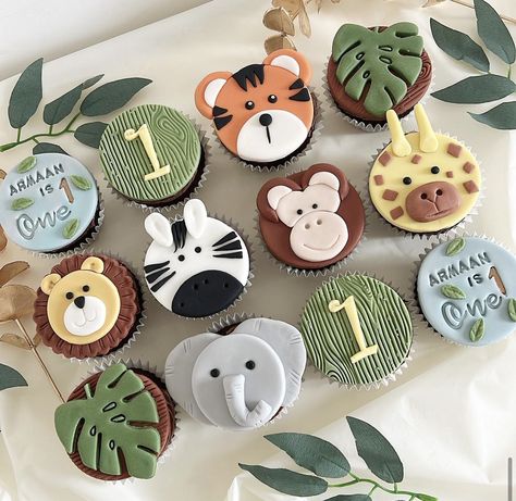 Cupcakes Safari, Safari Theme Birthday Party, Safari Birthday Party Decorations, Boys 1st Birthday Cake, Jungle Thema, First Birthday Cupcakes, Animal Birthday Cakes, Wild Birthday Party, Baby First Birthday Cake