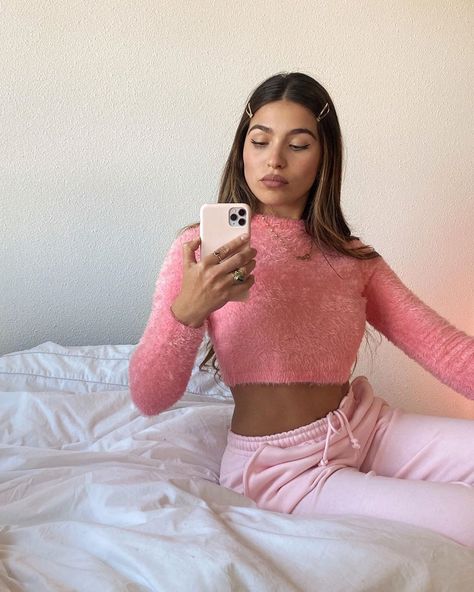 Isaya Elais on Instagram: “All pink errrthing💗” Fuzzy Top Outfit, Fur Top Outfit, Fur Crop Top, Fuzzy Top, Fairytale Party, Fur Top, Online Closet, Top Outfit, Outfit Inspirations