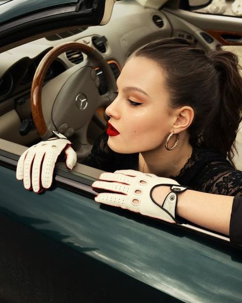 OPINARI™- DRIVER'S ESSENTIALS. “The beautiful @boninoester wearing our custom-made women's driving gloves. A white top, black palm, and bright red thread." Leather Driving Gloves Women, Driving Gloves Women's, Gloves Aesthetic, Dapper Fashion, Triumph Tr3, Italy Florence, Elegant Gloves, Leather Driving Gloves, Ferrari Testarossa