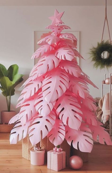 Tropical Christmas Garland, Christmas In Paradise Theme, Palm Tree Christmas Trees, Diy Palm Tree Decorations, Retail Christmas Display Ideas, Tropical Christmas Party, Tropical Christmas Tree, Tropical Christmas Decorations, Palm Tree Christmas