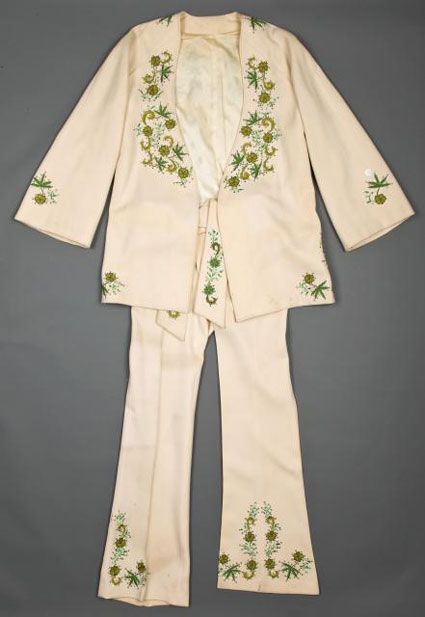 If I had a million dollars I would wear this Nudie suit to the Old 97's show. Nudie Suit, 70s Suit, Pot Leaves, Fancy Fits, Music Is, Blazer Buttons, Fall Looks, Upcycle Clothes, Music Is Life