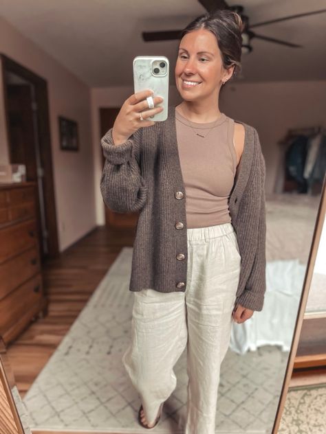 Linen Pants With Sweater, Linen Pants Outfit Aesthetic, Linen Pants Outfit Casual, Style Teva Sandals, Cream Linen Pants Outfit, Linen Pants Aesthetic, Linen Pants Fall, Tan Linen Pants Outfit, Brown Linen Pants Outfit