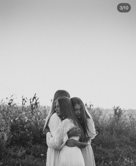 3 Sister Photoshoot Poses, 3 Sisters Photography, Unique Photoshoot Ideas For Women, 3 Sister Photoshoot, Sisterhood Photoshoot, Three Sisters Photography, Friendship Shoot, Blue Sisters, Cottagecore Photoshoot