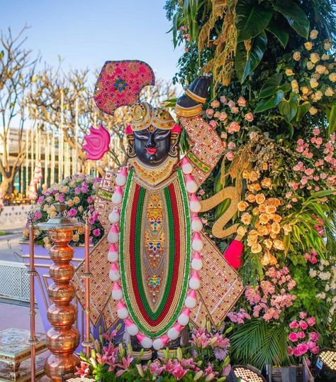 The Holy Entrance Décor by Amaahyaaj - Gujarat. #babyshowerdecor #divinelydecor #divineShrinath Ji #Floral Shrinath Ji #indiandecor #indianwedding #indoordecor #outdoordecor #pichwaipaintings #Shrinath Ji #ShrinathJiBackdrop #Shrinath Ji Décor #Shrinath Ji Decor Inspiration #Shrinath Ji Painting #Shrinath Ji Portrait #Shrinath Ji Setup #weddingbackdrop #weddingdecor #weddingmandap Kirtan Decoration, Indian Wedding Decorations Receptions, Indian Wedding Decor, Housewarming Decorations, Wedding Entrance Decor, Diy Diwali Decorations, Wedding Stage Design, Mandap Decor, White Iris