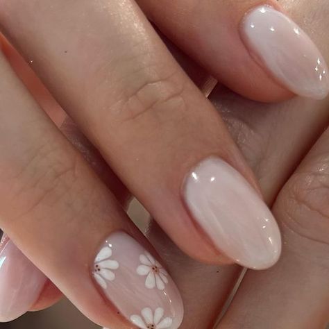 Shae-Lynne, Nail Artist on Instagram Wedding Day Nails, Wedding Nails Design, Daisy Nails, Bridal Nails, Accent Nails, Wedding Nails, Nail Artist, Nail Inspo, Fall Wedding