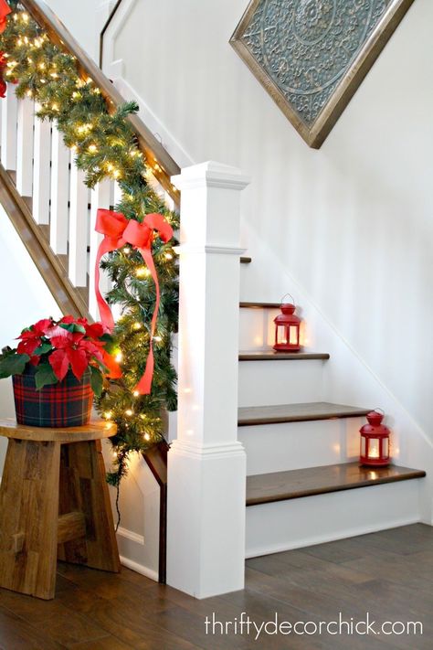 Make big bows for Christmas decorating Christmas Garland On Stairs, Christmas Staircase Decor, Stairs Renovation, Christmas Stairs, Christmas Lights Outside, Christmas Bows Diy, Chirstmas Decor, Christmas Staircase, Christian Signs