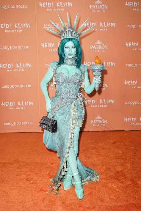 Lady Liberty Costume, Statue Of Liberty Costume, Tourist Costume, Crazy Halloween Costumes, Halloween Costumes 2022, Halloween Chic, Clever Costumes, Hosting Ideas, Celebrity Halloween