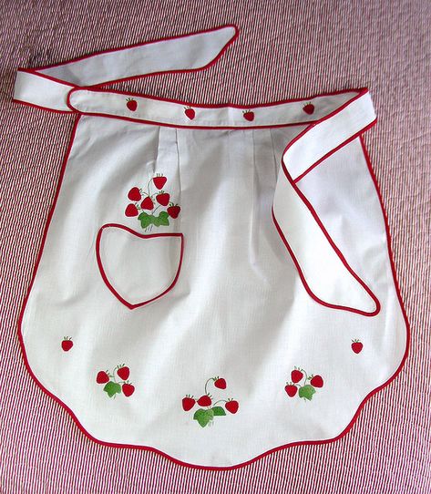 Strawberry fields forever Pretty Apron, Diy Apron, Craft Apron, Vintage Apron, Cute Aprons, Sewing Aprons, Aprons Patterns, Half Apron, 자수 디자인