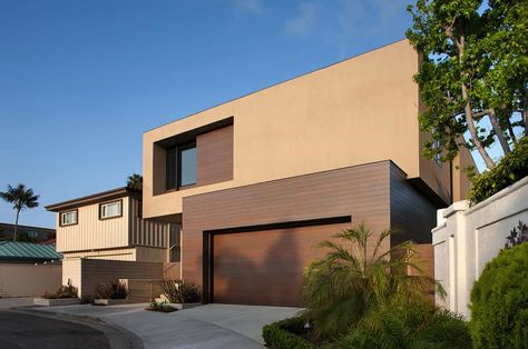 Minimalist waterfront home maximizes indoor-outdoor living in Long Beach House Near Water, Brown House Exterior, Best Exterior House Paint, Brown House, Long Beach California, Casa Exterior, Apple Orchard, House Paint Exterior, Waterfront Homes