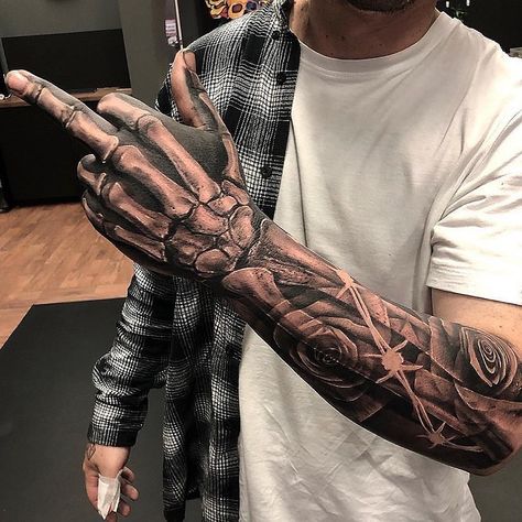 Badass Sleeve Tattoos, Herren Hand Tattoos, Dragons Tattoo, Skull Hand Tattoo, Tattoo Diy, Skeleton Tattoos, Skeleton Hand Tattoo, Tattoos Geometric, Full Sleeve Tattoos