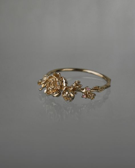 Fairy dust softly kissing your garden to gild branches & petals in gold✨ A collection of recent Asrai Garden Rings, each with only 2 fleur components blooming on our Sleeping Petal Band! Visit the second link in our bio to arrange your own eternal bouquets💐 Asrai Garden, Laurie Fleming, Fairy Rings, Fairy Ring, Harry Potter Jewelry, Fairy Dust, Bling Bling, Promise Rings, Piercings