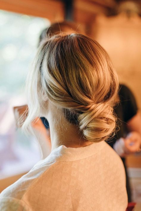 Modern Bridal Ponytail, Bridal Simple Updo, Low Wispy Bun Wedding, Diy Bridal Hair Down, Modern Low Bun Wedding, Simple Bridal Low Bun, Wedding Simple Updo Brides, Loose Low Bun Bridesmaid Hair, Bridal Hair Low Bun Blonde