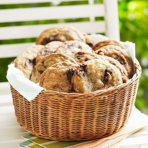 For a pretty presentation put cookies in a wicker basket. More ways to organize outdoor party food and drinks: http://www.bhg.com/party/birthday/themes/how-to-organize-outdoor-party-food-and-drinks/?socsrc=bhgpin082213cookiebasket=6 Outdoor Party Appetizers, Outdoor Party Food, Outdoor Party Foods, Summer Burgers, Pretty Presentation, Cookie Baskets, Burger Party, Pie Bar Recipes, Party Appetizers Easy