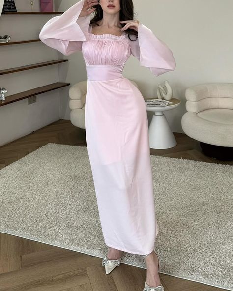 Pink Pleated Dress, Business Clothes, Modest Clothes, Hourglass Dress, Girls Dress Outfits, Elegant Clothes, Type Shi, Outfit Design, Prom Dresses Vintage