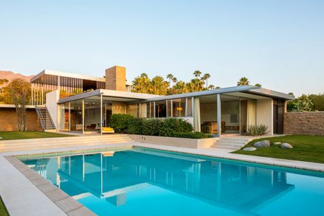 MCM Desert Icon Hits Market | Eichler Network Kaufmann Desert House, Slim Aaron, Kaufmann House, Stars D'hollywood, John Lautner, Desert House, Richard Neutra, Modernist Architects, Barry Manilow