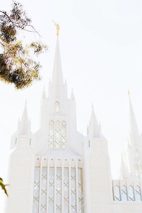 Lds Temples Wallpaper, Church Wallpaper, San Diego Temple, Temple Wallpaper, Lds Temple Pictures, My Redeemer Lives, Mormon Temples, Temple Photography, Temple Pictures