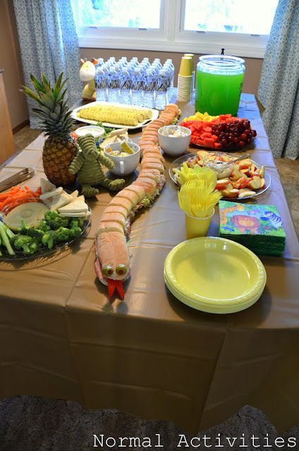 Snake out of the pulled pork sandwiches? Normal Activities: welcome to the jungle Pulled Sandwiches, Pork Pulled, Baby Shower Watermelon, Animals Activities, Reptile Party, Pulled Pork Sandwiches, Wild Birthday Party, Pork Sandwiches, Jungle Theme Parties