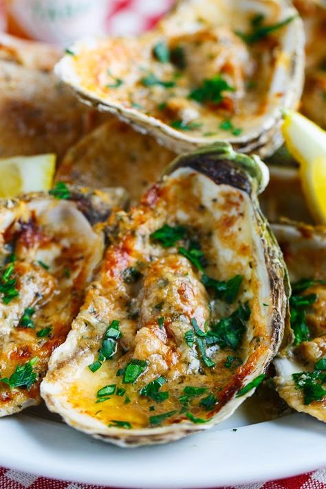 Chargrilled Oysters Recipe, Recipes With Cheese, Grilled Oysters, Oyster Recipes, Seafood Market, Seafood Dinner, Calamari, Tempura, Fish Dishes