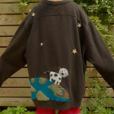 space cows ☄️🐄 front n back crewneck made with secondhand garments & scraps ¡july 25!!!✨ size 3xl Diy Sweatshirt, July 25, 2024 Fashion, Sewing Inspiration, Sewing Ideas, Art Art, Quilting, Outfit Ideas, Adult Outfits