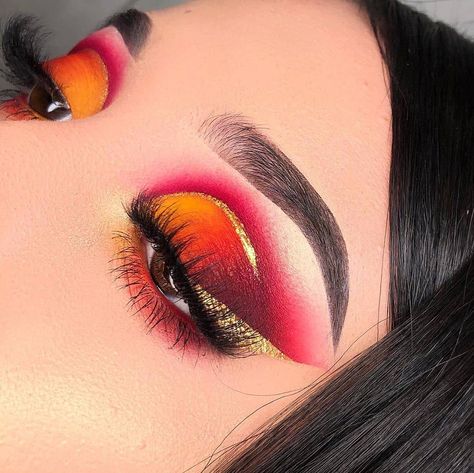 Beauty Creations Mx on Instagram: “#Repost @alexyamayoral • • • • • 𝓕𝓪𝓵𝓵 𝓿𝓲𝓫𝓮𝓼 🧡🍂 • • Maquillaje realizado con la nueva paleta de @beautycreations.cosmetics Frida 🌷 Me…” Beauty Ingredients, Eye Makeup Palette, Cosmetic Grade Glitter, Rose Nail Art, Face Art Makeup, Beauty Creations, Creative Eye Makeup, Creative Eye, Dark Skin Makeup