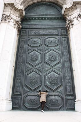 huge door! Big Door Design, Grand Door, Dnd House, Royal Doors, Huge Door, Castle Doors, Castle Illustration, Big Doors, Beautiful Entryways