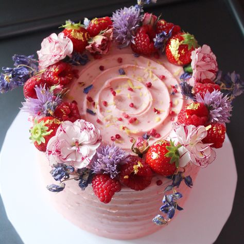 Cake Decorated With Berries And Flowers, Fruit And Flowers Cake, Berry Cakes Decoration, Birthday Cake With Flowers And Fruit, Edible Flower Birthday Cake, Berries And Flowers Cake, Cake Decorating With Raspberries, Birthday Cake Edible Flowers, Fruit Decorated Cake Birthday