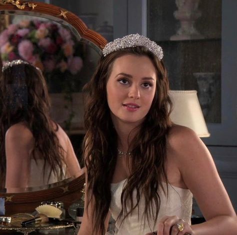 erika 🗽 on Instagram: “blair waldorf wearing a tiara appreciation post 👑” Blair Waldorf Wedding, Blair Waldorf Hair, Chuck E Blair, Estilo Blair Waldorf, Blair Waldorf Aesthetic, Blair And Serena, Stile Blair Waldorf, Blair Waldorf Style, Gossip Girl Aesthetic