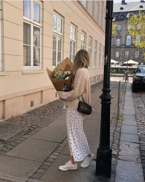 Coastal Autumn, Parisian Outfits, French Girl Aesthetic, Parisian Aesthetic, Parisian Chic Style, French Girl Style, Paris Mode, Mode Boho, Holding Flowers