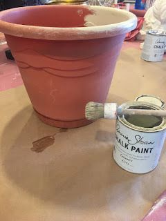 Aging Plastic Pots, Plastic Pots Makeover Diy, Landscaping Garden Ideas, Deck Flowers, Garden Ideas Flower, Paint Garden Pots, Flower Gardening Ideas, Cheap Flower Pots, Mosaic Pot