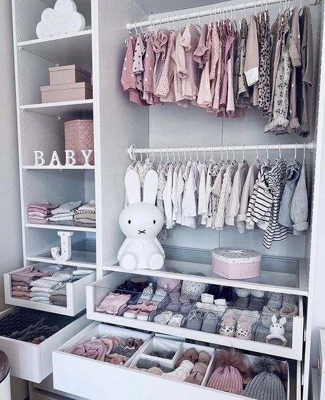 Baby Wardrobe Organisation, Baby Wardrobe Ideas, Princess Nursery Room, Baby Cupboard, Nursery Organisation, Baby Room Closet, Baby Nursery Closet, Cozy Baby Room, Baby Closet Organization