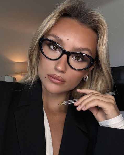 Brown Eyes Blonde Hair, Siren Aesthetic, Fashion Design Classes, Office Makeup, Glasses Trends, Dark Makeup, Office Look, Trends 2024, Hailey Bieber