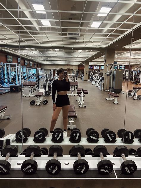 Womens Workout Aesthetic, Fitness Asethic Gym, Workout Asethic Gym, Latina Gym Aesthetic, Workout Inspiration Pictures Aesthetic, Romanticize Gym, Fit Asethic, Working Out Asethic, Lifetime Gym Aesthetic