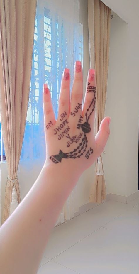 Blackpink Mehendi Design, Bts Army Mehndi Designs, Bts Mehndi Designs Simple, Aesthetic Mehandi Designs Back Hand, Bts Mehandi Designs, Bts Mehendi Design, Bts Henna Designs, Mehndi Finger Design, Bts Mehndi Designs