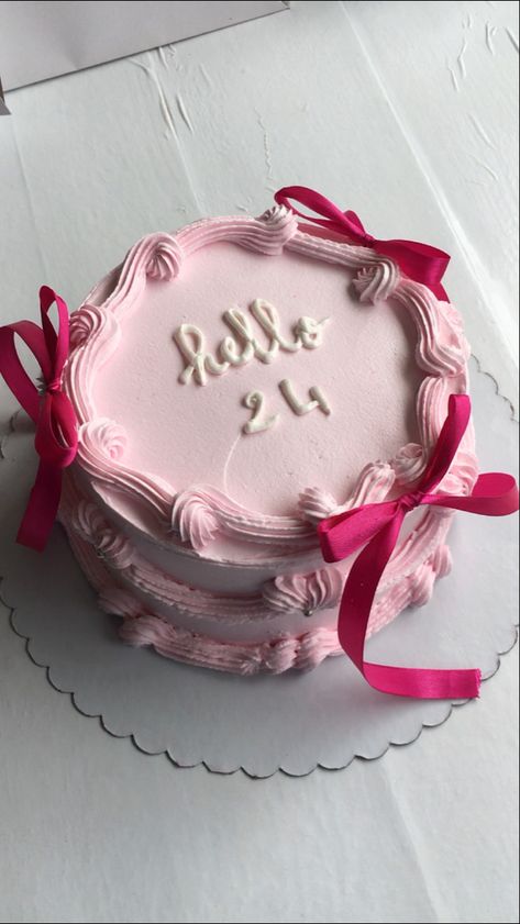 Round Vintage Cake Aesthetic, Simple Vintage Cake Pink, Birthday Cake Coquette, Vintage Birthday Cakes Circle, Vintage Heart Cake 21st Birthday, Coquette Cake, 21st Birthday Girl, Cakes Design, Vintage Birthday Cakes