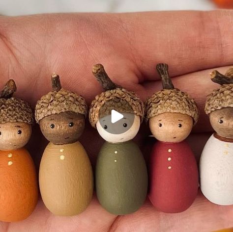 Acorn Family Craft, Christmas Crafts With Acorns, Acorn People Diy, Acorn Top Crafts, Painted Acorns, Acorn People, Acorn Painting, Kids Giveaway, Mushroom Crafts