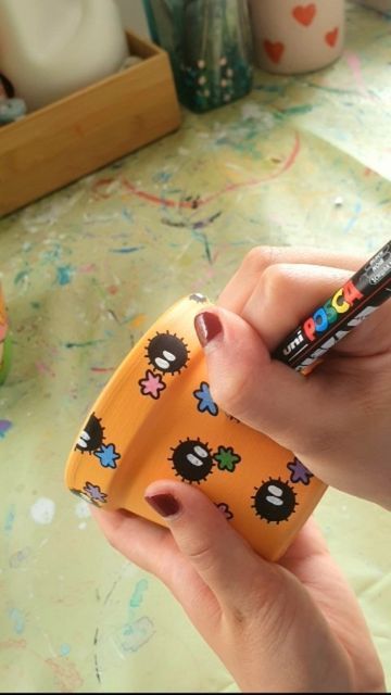 Potty Painting Ideas, Pokemon Plant Pot, Painted Plant Pot Ideas, Flowerpot Painted, Plant Pots Painting Ideas, Plant Pot Painting Ideas, Plant Pot Painting, Ghibli Crafts, Flower Pot Painting Ideas