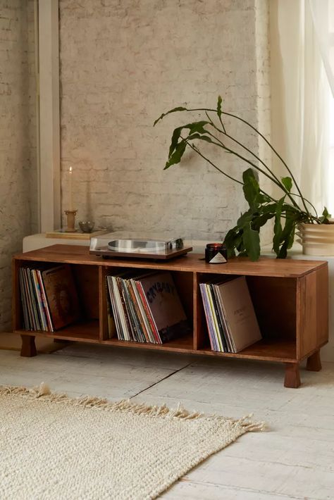 Low Credenza, Seasonal Changes, Ideas Living Room, Apartment Decor Inspiration, Home Decorating Ideas, Design Del Prodotto, Apartment Inspiration, Record Player, Dream House Decor