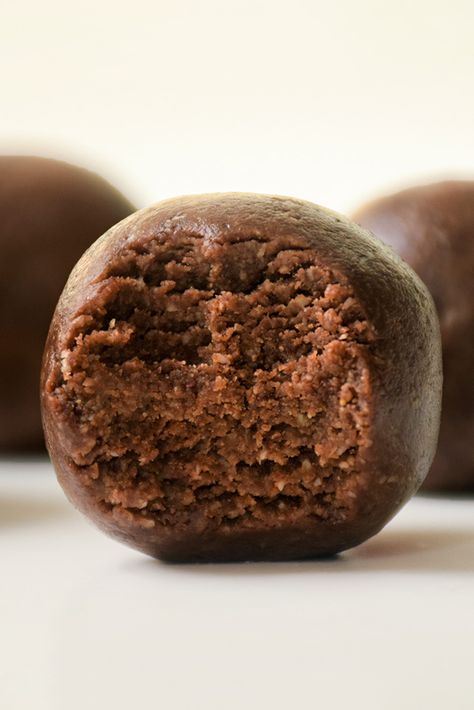 Organic Cacao Powder Recipes, Almond Date Balls, Chocolate Bliss Balls, No Cook Protein Balls, Almond Flour Protein Balls, Almond Flour Balls, Cacao Balls, Diy Truffles, Healthy Cake Pops