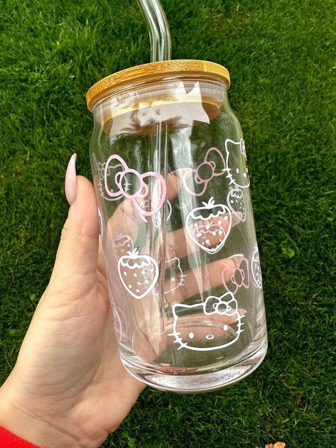 Hello Kitty Water Bottle, Hello Kitty Bedroom, Trendy Water Bottles, Bamboo Cups, Cute Coffee Cups, Hello Kitty Themes, Hello Kitty Accessories, Glass Decals, Glass Paint