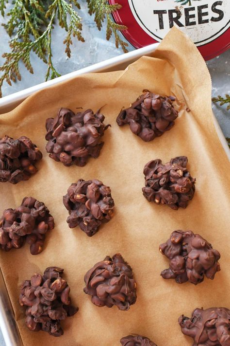 Chocolate Raisin Clusters, Chocolate Covered Raisins, Apple Pie Recipe Easy, Chocolate Raisins, Peanut Clusters, Peach Dessert, Christmas Truffles, Peach Dessert Recipes, Dum Dums