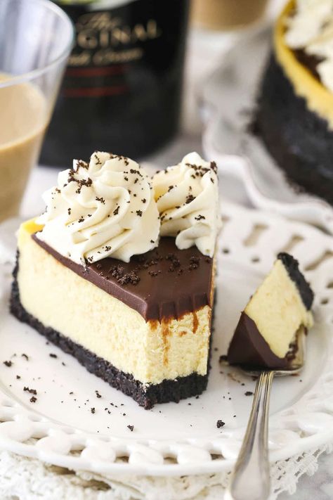 Irish Cheesecake, Baileys Whipped Cream, Baileys Dessert, Baileys Irish Cream Recipes, Irish Cream Recipe, Baileys Cheesecake, Baileys Recipes, Chocolate Chip Cheesecake, Boozy Desserts