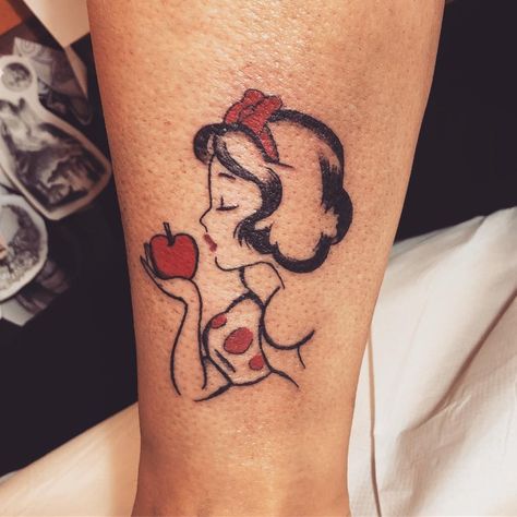 Snow White Tattoo, Snow White Tattoos, Tattoo Perna, Disney Sleeve Tattoos, Shoe Tattoos, Disney Sleeve, Flash Designs, Bow Tattoo, Disney Tattoo