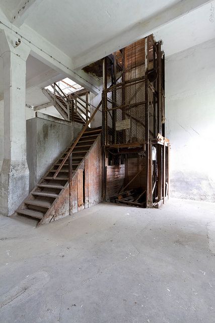 High & light room | Use of steel Industrial Elevator, Industrial Staircase, Urban Industrial Decor, Industrial Stairs, Loft Designs, Elevator Design, Industrial Apartment, Vintage Tables, Industrial Design Furniture