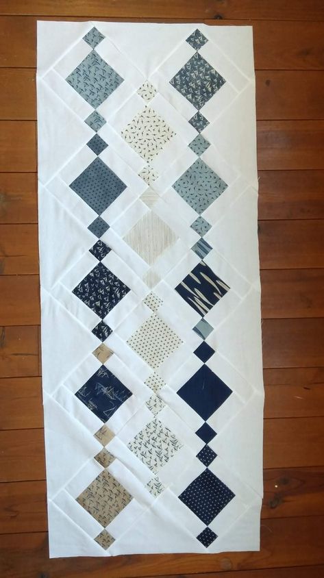 Colchas Quilting, Quilted Table Runners Christmas, Table Topper Patterns, Table Runner Diy, Patchwork Table Runner, Black And White Quilts, Quilted Wall Hanging, Holiday Table Runner, Quilted Table Runners Patterns