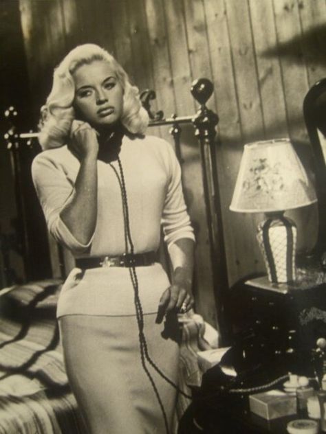 Diana Dors singer actress blonde bombshell English England Old Hollywood Movie, Diana Dors, Hollywood Girls, Evelyn Hugo, New Hair Do, Vintage Hollywood Glamour, Beauty Ad, Feminine Power, Vintage Hair