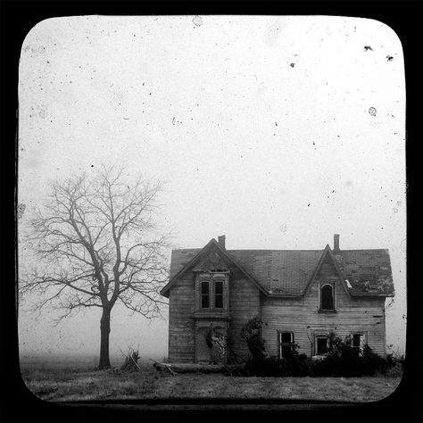 Spooky Old House, Old House Photography, Old House Aesthetic, Back To The Old House, Ghost Film, Herbert West, Drawing Elements, Prairie Farmhouse, Old Victorian House