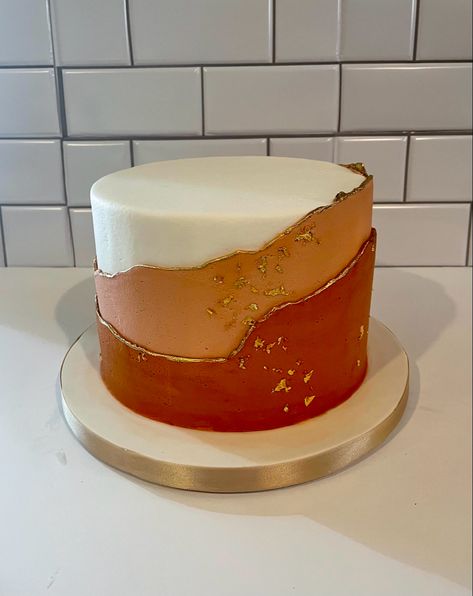 Smear Cake Design, Burnt Orange Cake Ideas, Terra Cotta Wedding Cake, Gold Fault Line Cake, Orange And Gold Cake, Fault Line Wedding Cake, Burnt Orange Cake, Rust Cake, Terracotta Wedding Cake