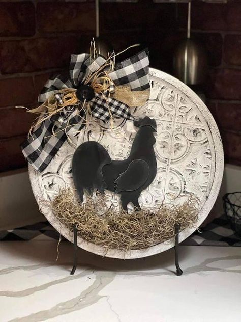 Rooster Craft, Charger Plate Crafts, Chicken Crafts, Dollar Store Diy Projects, Garden Decor Diy, Farmhouse Crafts, Handmade Projects, Creative Genius, Diy Dollar Tree Decor